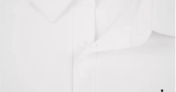 Detalle de polo unido sin costuras producido por una fábrica de prendas de punto