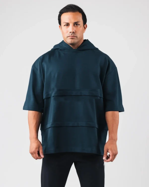 Sudadera con capucha y diseño a capas