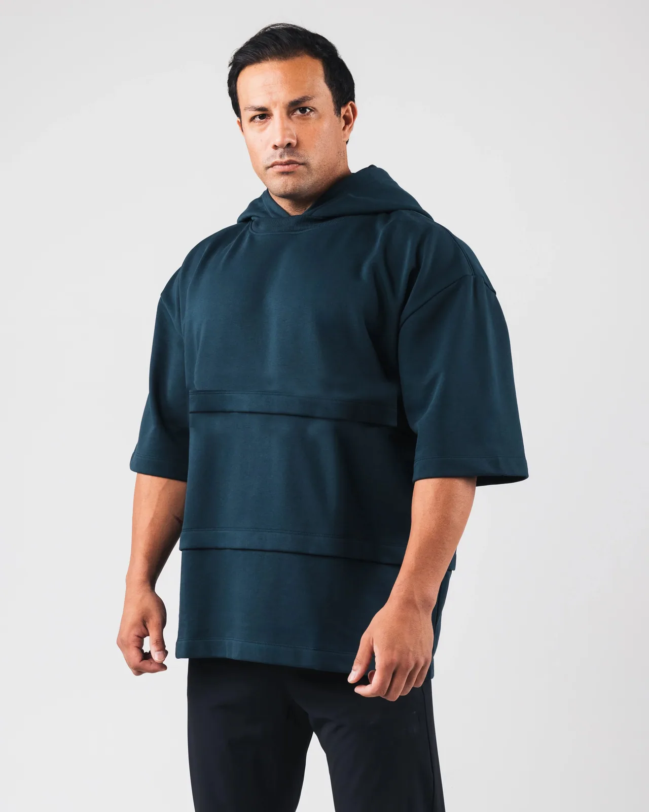 Sudadera con capucha y diseño a capas
