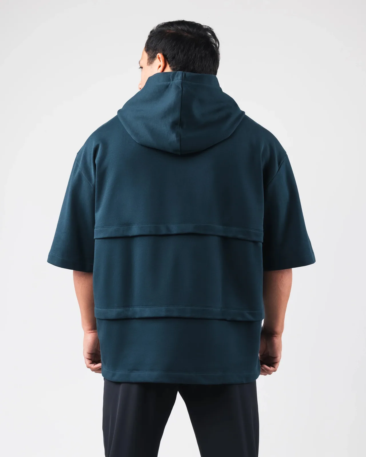 Sudadera con capucha y diseño a capas