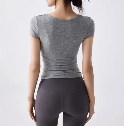 Camiseta de manga corta para mujer de la oficina al gimnasio con rendimiento de secado rápido para una transición sin costuras al entrenamiento