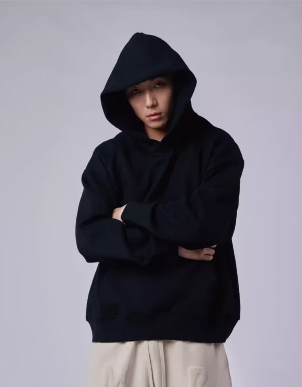 Felpa con cappuccio pullover con stampa floccata tinta unita stile urbano con tasca a marsupio