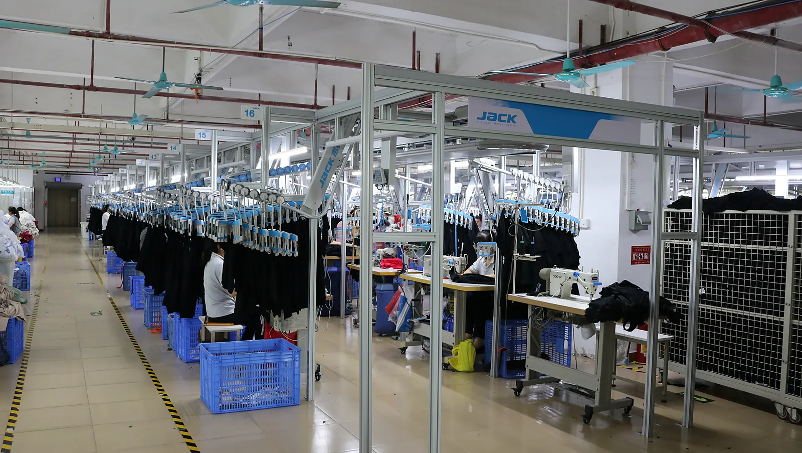 Linea sospesa aerea che sposta gli indumenti attraverso l'officina