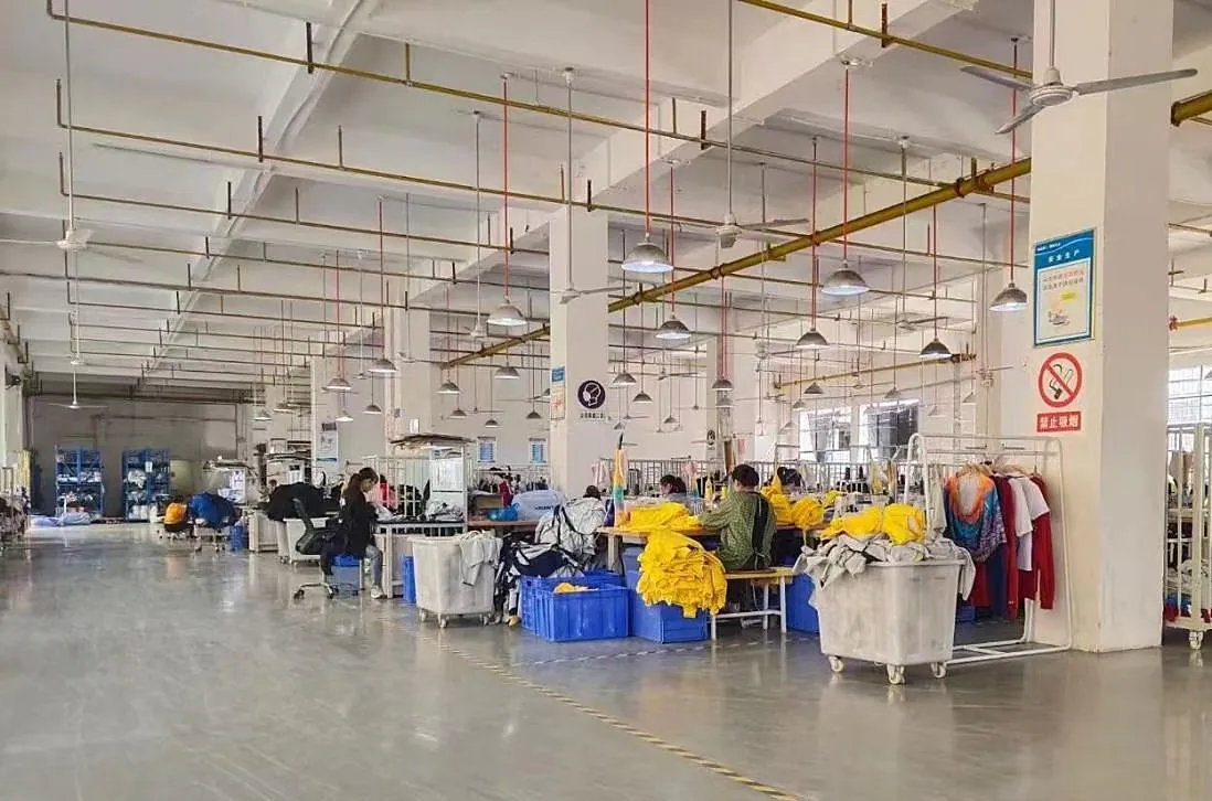 Operatori del cucito al lavoro nel laboratorio SLSPOLO