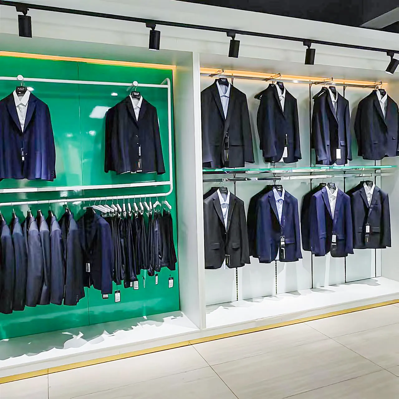 Esposizione dello showroom di abbigliamento presso SLSPOLO