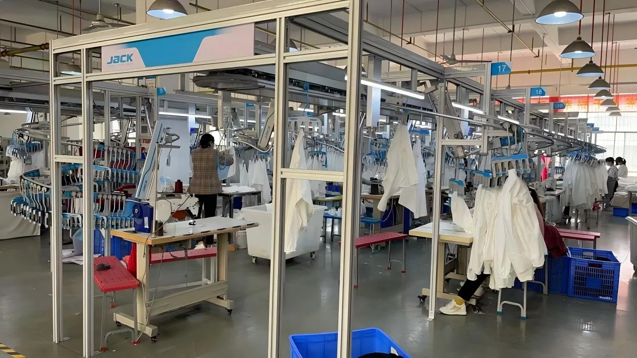 Polos moviéndose por la línea de producción colgada en la fábrica SLSPOLO