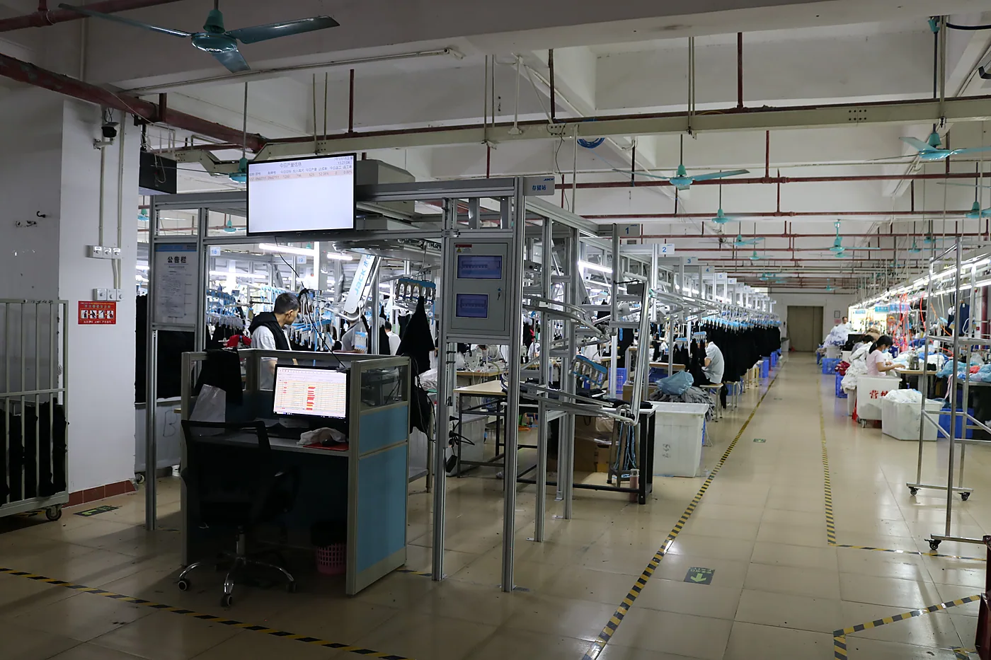 Línea de producción de polos en la fábrica SLSPOLO en Dongguan