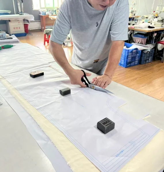 裁断したTシャツサンプルパネルを縫製前にパターンと照らし合わせてチェック