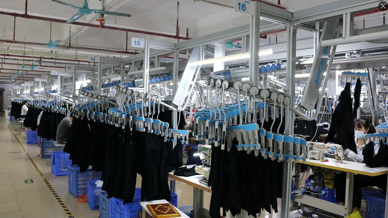 オーダーTシャツを自社工場で組み立てる縫製ライン